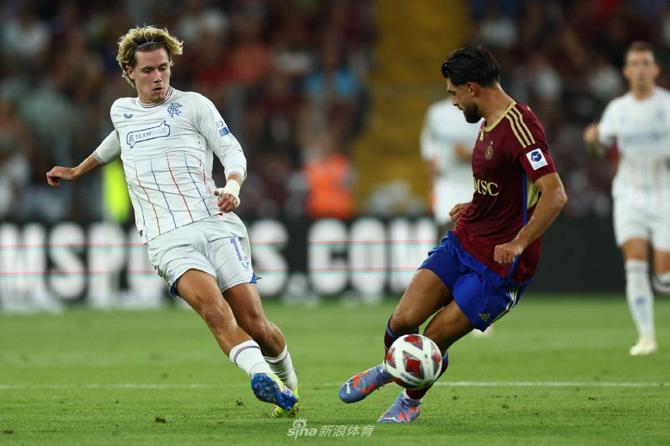 武磊紧随其 武磊紧随其