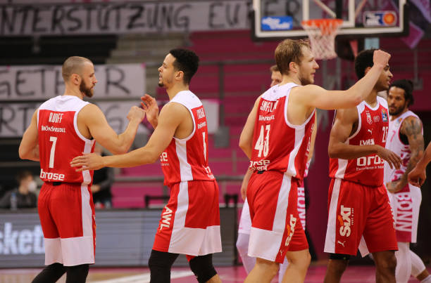 不仅是对她 不仅是对她